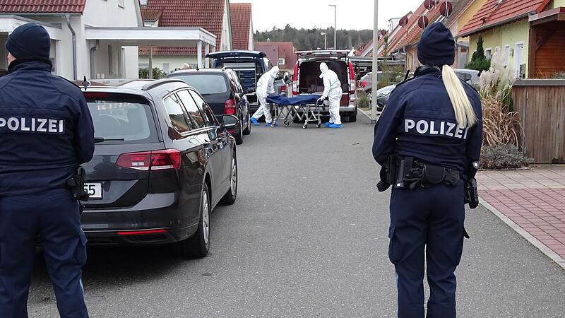 Am Tatort im Weisendorfer Osten waren den ganzen Freitag &uuml;ber zahlreiche Ermittler im Einsatz.