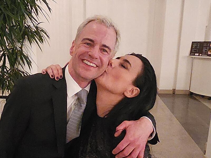 Gelöste Stimmung nach dem Konzert: Intendant Alexander Steinbeis (im Sommer blond) und Sopranistin Carmela Remigio, die ihm nach getaner Arbeit („ich fühle mich wie nach einem Marathon“) um den Hals fiel. Gelöste Stimmung nach dem Konzert: Intendant Alexander Steinbeis (im Sommer blond) und Sopranistin Carmela Remigio, die ihm nach getaner Arbeit („ich fühle mich wie nach einem Marathon“) um den Hals fiel.