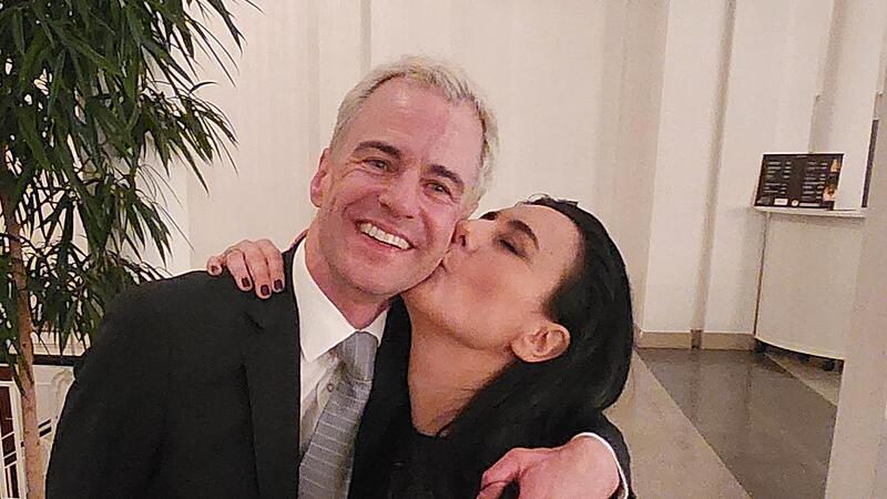 Gelöste Stimmung nach dem Konzert: Intendant Alexander Steinbeis (im Sommer blond) und Sopranistin Carmela Remigio, die ihm nach getaner Arbeit („ich fühle mich wie nach einem Marathon“) um den Hals fiel. Gelöste Stimmung nach dem Konzert: Intendant Alexander Steinbeis (im Sommer blond) und Sopranistin Carmela Remigio, die ihm nach getaner Arbeit („ich fühle mich wie nach einem Marathon“) um den Hals fiel.