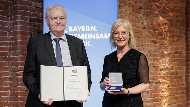 Helmut Will erhielt f&uuml;r sein Engagement im und f&uuml;r den &bdquo;Wei&szlig;en Ring&ldquo; die Bayerische Staatsmedaille f&uuml;r soziale Verdienste. Rechts Sozialministerin Ulrike Scharf.