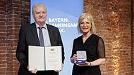 Helmut Will erhielt für sein Engagement im und für den „Weißen Ring“ die Bayerische Staatsmedaille für soziale Verdienste. Rechts Sozialministerin Ulrike Scharf.