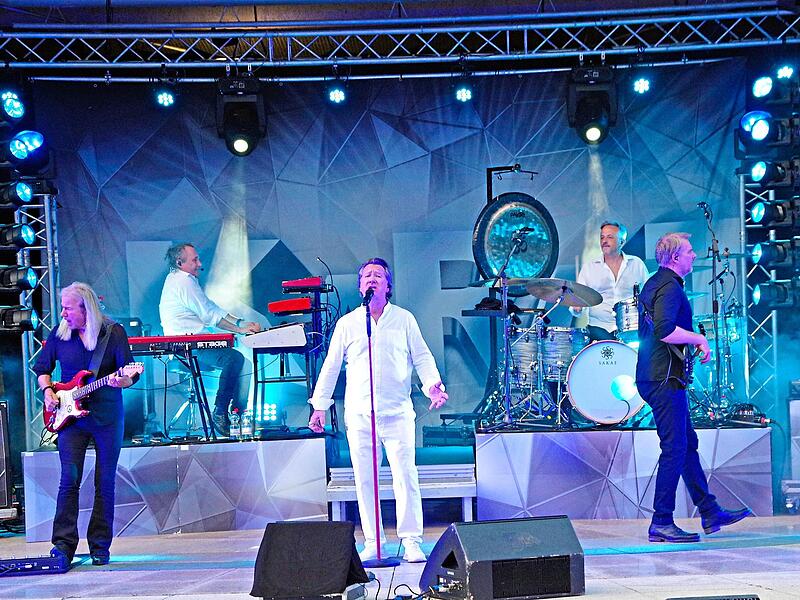 Die fünfköpfige Band Karat mit ihrem Frontmann Claudius Dreilich verstand es vorzüglich, das Publikum in ihren Bann zu ziehen. Thomas Hümmer Die fünfköpfige Band Karat mit ihrem Frontmann Claudius Dreilich verstand es vorzüglich, das Publikum in ihren Bann zu ziehen. Thomas Hümmer