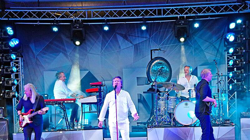 Die fünfköpfige Band Karat mit ihrem Frontmann Claudius Dreilich verstand es vorzüglich, das Publikum in ihren Bann zu ziehen. Thomas Hümmer Die fünfköpfige Band Karat mit ihrem Frontmann Claudius Dreilich verstand es vorzüglich, das Publikum in ihren Bann zu ziehen. Thomas Hümmer