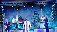Die fünfköpfige Band Karat mit ihrem Frontmann Claudius Dreilich verstand es vorzüglich, das Publikum in ihren Bann zu ziehen. Thomas Hümmer Die fünfköpfige Band Karat mit ihrem Frontmann Claudius Dreilich verstand es vorzüglich, das Publikum in ihren Bann zu ziehen. Thomas Hümmer