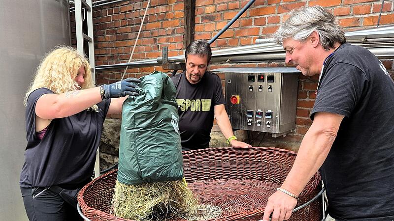 Bianka Rempel füllt schon mal das Storchennest mit Nistmaterial.