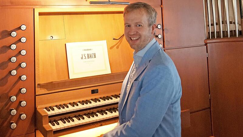 Der Zeiler Kirchenmusiker und &bdquo;Hausherr&ldquo; Ralf Hofmann gibt am Sonntag, 26. November, um 17 Uhr in der Zeiler Stadtpfarrkirche ein Konzert.