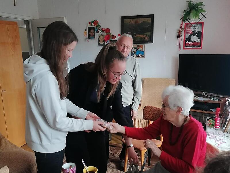 Besuch und Geschenkübergabe bei Maria Soltys. Besuch und Geschenkübergabe bei Maria Soltys.