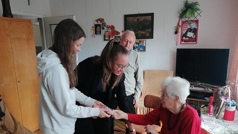 Besuch und Geschenkübergabe bei Maria Soltys.