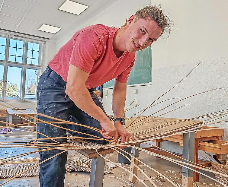 Samuel Brall ist im zweiten Lehrjahr an der Staatlichen Berufsfachschule f&uuml;r Flechtwerkgestaltung.