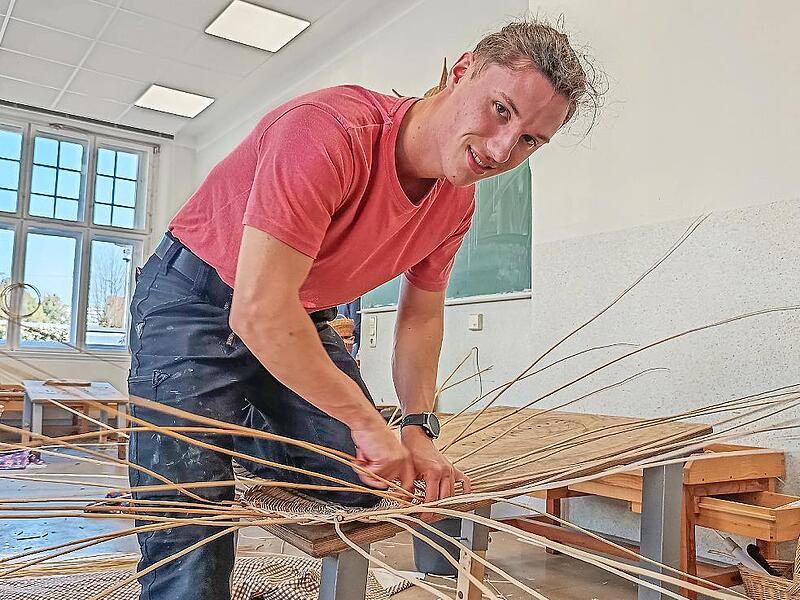 Samuel Brall ist im zweiten Lehrjahr an der Staatlichen Berufsfachschule für Flechtwerkgestaltung. Samuel Brall ist im zweiten Lehrjahr an der Staatlichen Berufsfachschule für Flechtwerkgestaltung.