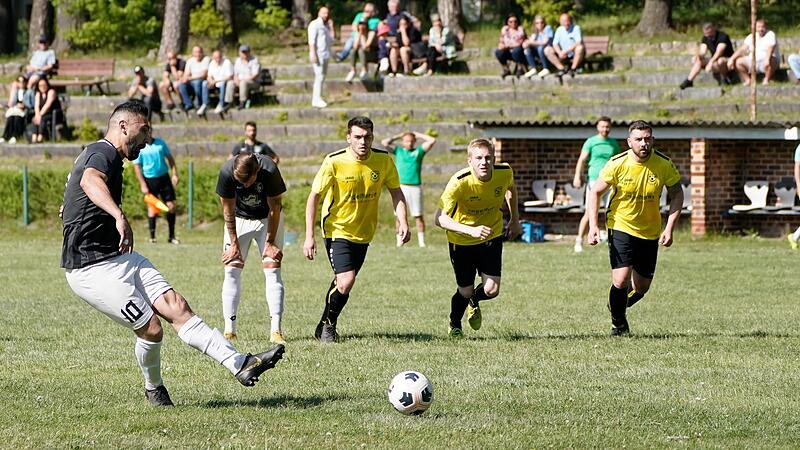 Hüseyin Güdek brachte die Neustadter „Bullen“ vom Elfmeterpunkt gegen den TSV Scherneck in Führung. Hüseyin Güdek brachte die Neustadter „Bullen“ vom Elfmeterpunkt gegen den TSV Scherneck in Führung.