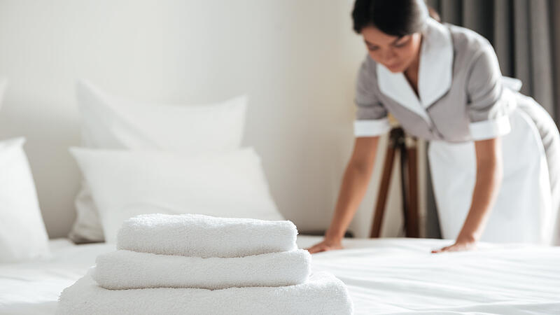 Frau arbeitet in Hotel