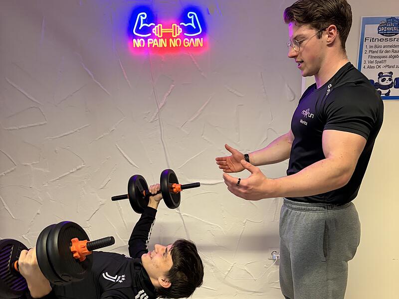 Trainer Moritz unterst&uuml;tzt beim Training.