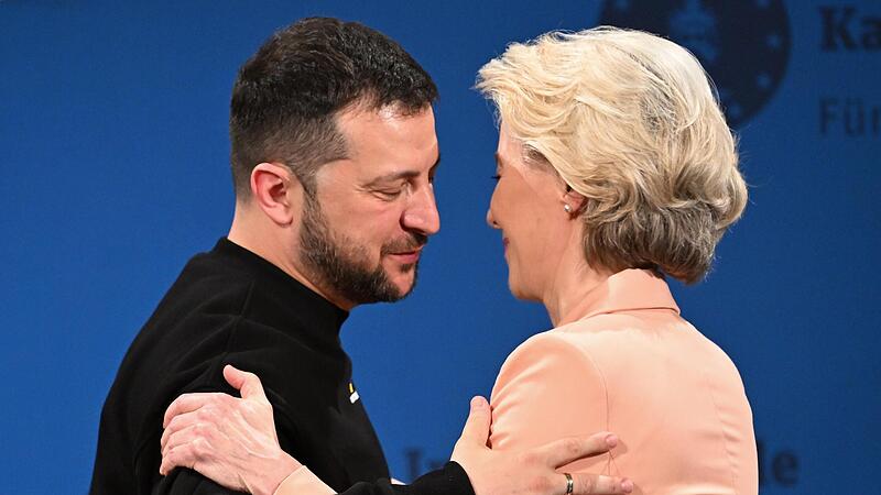 Die Pr&auml;sidentin der Europ&auml;ischen Kommission Ursula von der Leyen umarmt den ukrainischen Pr&auml;sidenten Wolodymyr Selenskyj nach ihrer Rede bei der Verleihung des Karlspreises.