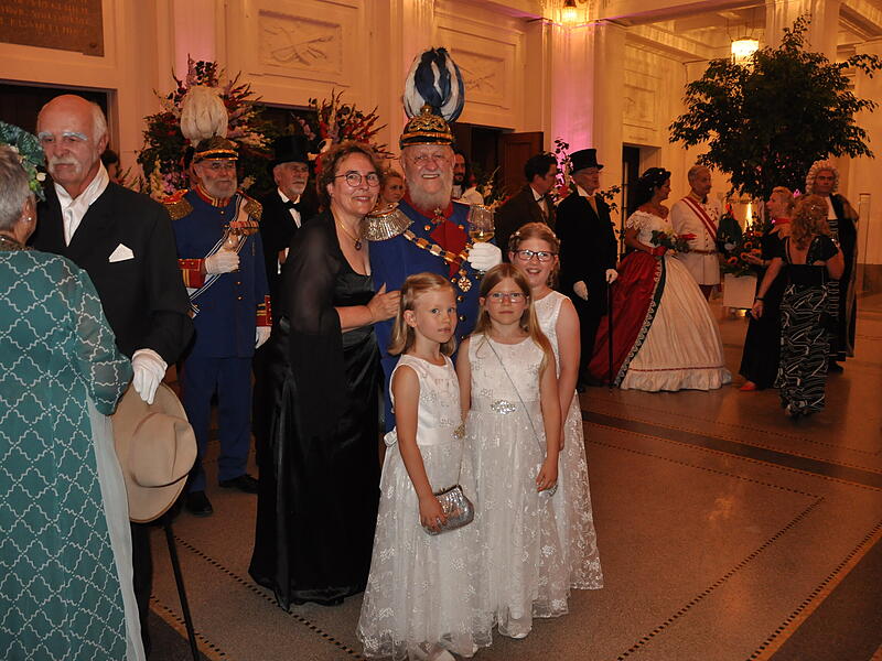 Rakoczy 2024: Festball mit Anna und Pater Krug und den Enkelinnen.