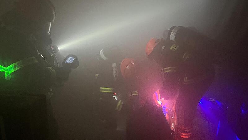 Im dichten Qualm und bei Dunkelheit m&uuml;ssen die Verletzten gefunden werden.