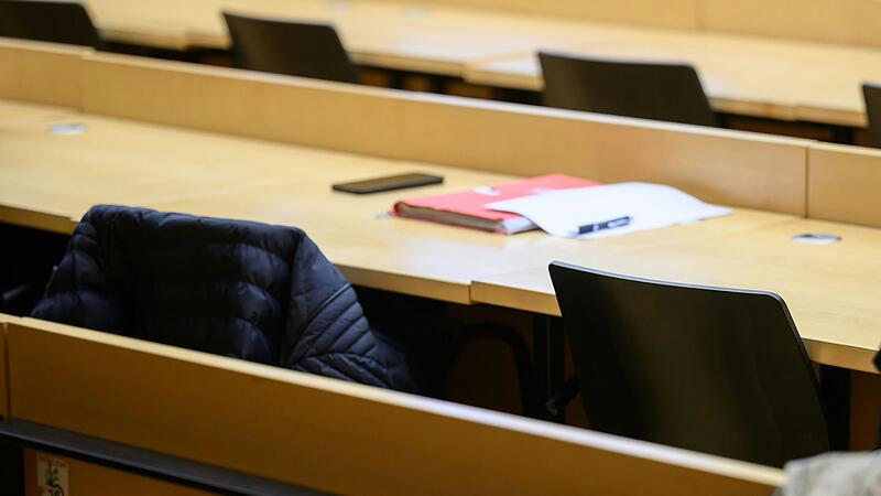 Der Anwalt war da, die drei Beschuldigten kamen nicht: Die Anklagebank am Landgericht Würzburg blieb leer im Prozess um das Hawala-System vor dem Landgericht Würzburg. Der Anwalt war da, die drei Beschuldigten kamen nicht: Die Anklagebank am Landgericht Würzburg blieb leer im Prozess um das Hawala-System vor dem Landgericht Würzburg.