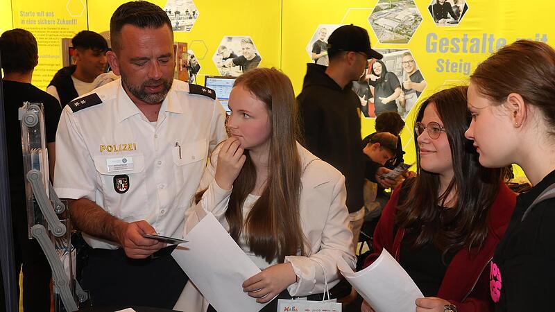 Polizeioberkommissar Michael Gödel ist Einstellungsberater im Bereich der Coburger Polizei und macht auf den interessanten Polizeiberuf neugierig. Polizeioberkommissar Michael Gödel ist Einstellungsberater im Bereich der Coburger Polizei und macht auf den interessanten Polizeiberuf neugierig.