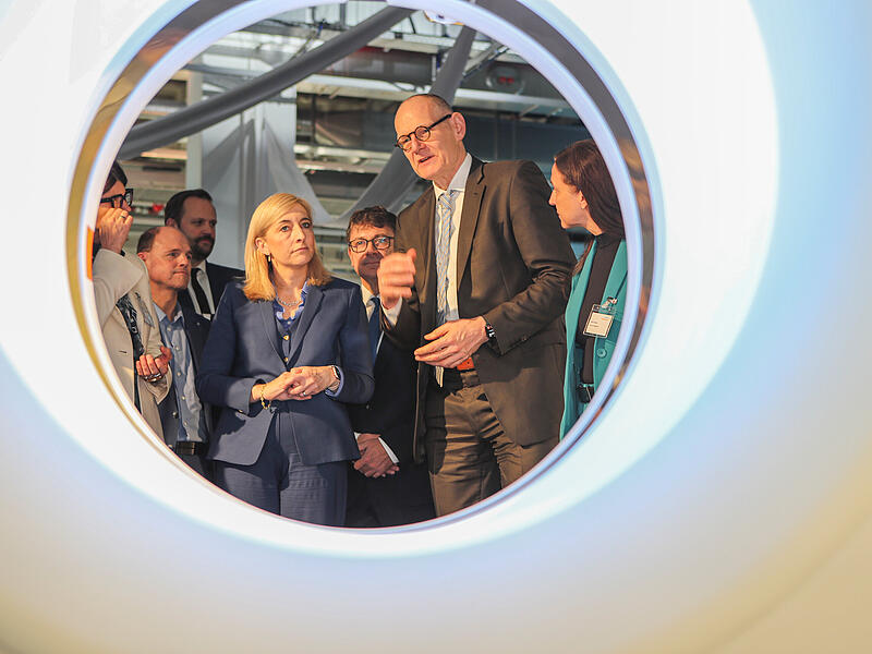 Siemens Healthineers eröffnet am Freitag (21. November) das High Energy Photonics (HEP) Center in Forchheim. Als Ehrengast hat Vorstandsvorsitzender Bernd Montag Bundesgesundheitsministerin Nina Warken (CDU) eingeladen.