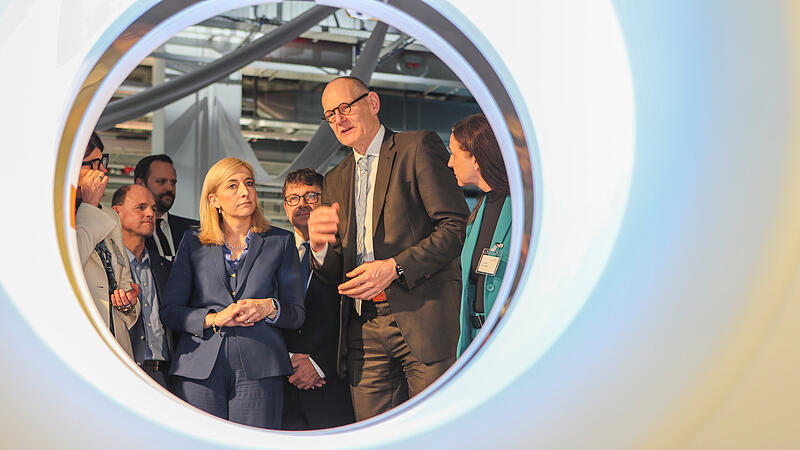 Siemens Healthineers eröffnet am Freitag (21. November) das High Energy Photonics (HEP) Center in Forchheim. Als Ehrengast hat Vorstandsvorsitzender Bernd Montag Bundesgesundheitsministerin Nina Warken (CDU) eingeladen.