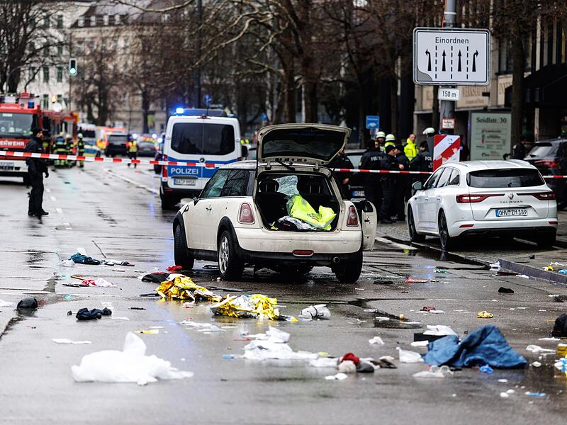 Auto in M&uuml;nchen in Menschengruppe gefahren