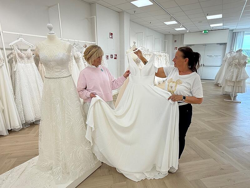 Flie&szlig;ende Stoffe und klare Schnitte: Storeleiterin Sabine Schmidt (links) und Modeberaterin Bianca Brendel sind Fachfrauen f&uuml;r Brautmode beim Bekleidungshaus Murk.