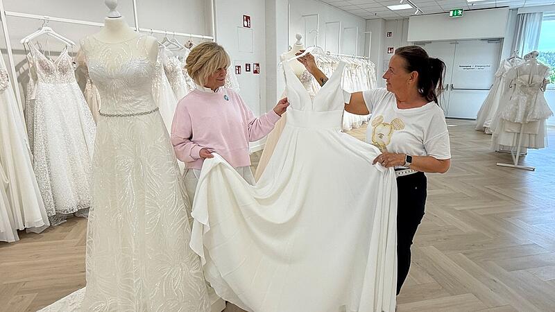 Flie&szlig;ende Stoffe und klare Schnitte: Storeleiterin Sabine Schmidt (links) und Modeberaterin Bianca Brendel sind Fachfrauen f&uuml;r Brautmode beim Bekleidungshaus Murk.