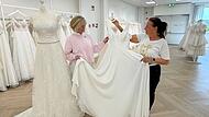 Flie&szlig;ende Stoffe und klare Schnitte: Storeleiterin Sabine Schmidt (links) und Modeberaterin Bianca Brendel sind Fachfrauen f&uuml;r Brautmode beim Bekleidungshaus Murk.