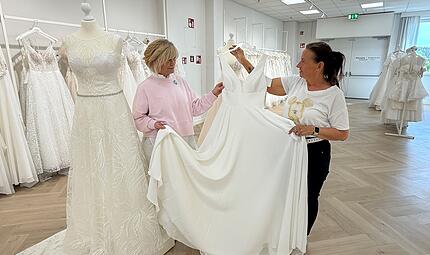 Flie&szlig;ende Stoffe und klare Schnitte: Storeleiterin Sabine Schmidt (links) und Modeberaterin Bianca Brendel sind Fachfrauen f&uuml;r Brautmode beim Bekleidungshaus Murk.
