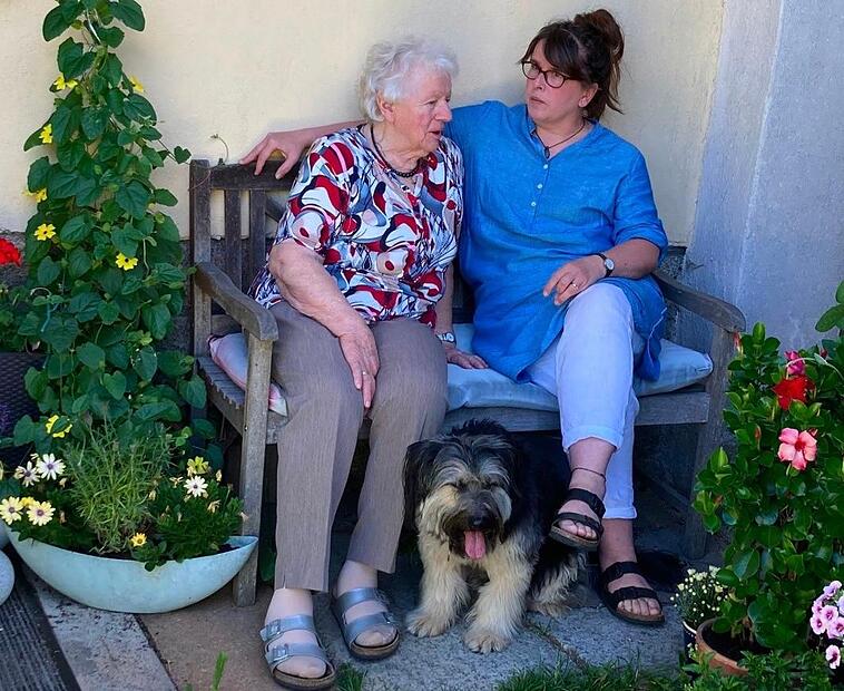 Oft ist Hund Pauli dabei, wenn Schwester Stefanie Oma Eva besucht. Stephan Herbert Fuchs Oft ist Hund Pauli dabei, wenn Schwester Stefanie Oma Eva besucht. Stephan Herbert Fuchs