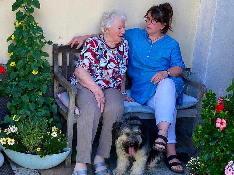 Oft ist Hund Pauli dabei, wenn Schwester Stefanie Oma Eva besucht. Stephan Herbert Fuchs Oft ist Hund Pauli dabei, wenn Schwester Stefanie Oma Eva besucht. Stephan Herbert Fuchs