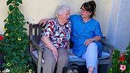 Oft ist Hund Pauli dabei, wenn Schwester Stefanie Oma Eva besucht.  Stephan Herbert Fuchs
