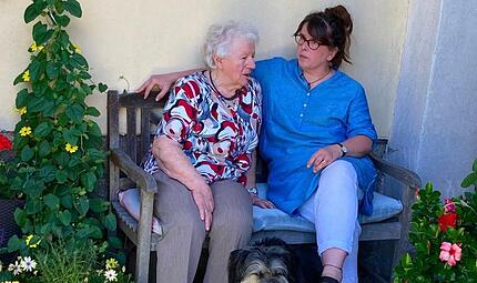 Oft ist Hund Pauli dabei, wenn Schwester Stefanie Oma Eva besucht. Stephan Herbert Fuchs Oft ist Hund Pauli dabei, wenn Schwester Stefanie Oma Eva besucht. Stephan Herbert Fuchs