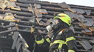 Ein Feuerwehrmann der Feuerwehr Rödental im Einsatz. Er trägt eine Atemschutzmaske.