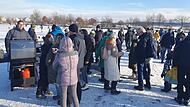 Zahlreiche Besucher lie&szlig;en sich den Gl&uuml;hwein schmecken und kamen an den Weihern in Adelsdorf ins Plaudern.
