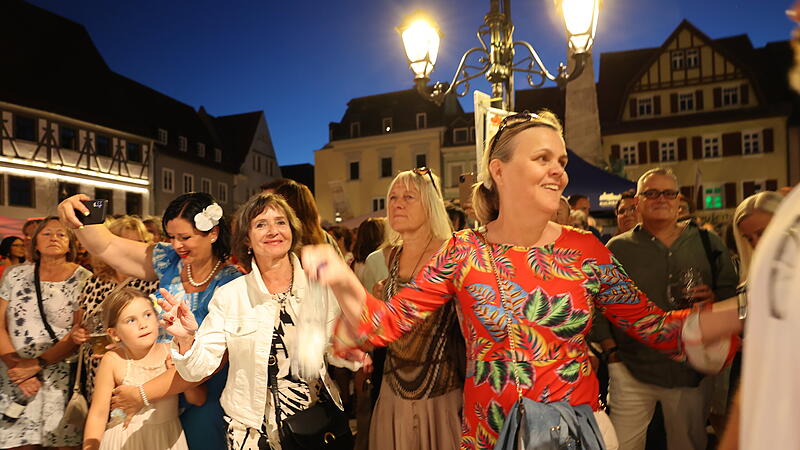 Ausgelassen tanzten die Fans italienischer Musik auf dem Marktplatz: Alle genossen das dolce Vita. So schön könnte Kulmbach immer sein.Dolce Vita in Kulmbach: So schön ist die Italienische Nacht Ausgelassen tanzten die Fans italienischer Musik auf dem Marktplatz: Alle genossen das dolce Vita. So schön könnte Kulmbach immer sein.