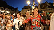 Ausgelassen tanzten die Fans italienischer Musik auf dem Marktplatz: Alle genossen das dolce Vita. So schön könnte Kulmbach immer sein.Dolce Vita in Kulmbach: So schön ist die Italienische Nacht Ausgelassen tanzten die Fans italienischer Musik auf dem Marktplatz: Alle genossen das dolce Vita. So schön könnte Kulmbach immer sein.
