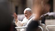 Der Papst bei einer Generalaudienz Anfang März. Wegen einer Atemwegserkrankung wurden alle seine Termine nun gestrichen.