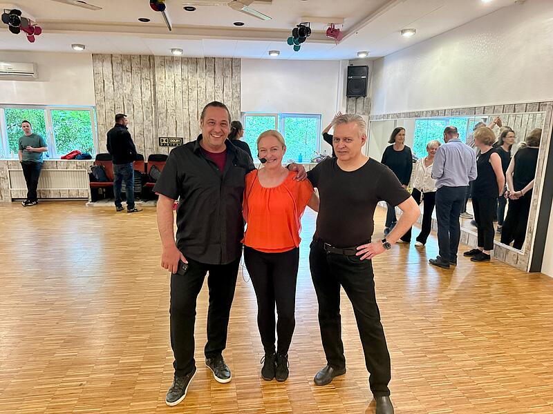 J&uuml;rgen, Jeana und Albert leiten gemeinsam die Tanzschule HowToDance in Bamberg. Diese besteht nun seit fast zehn Jahren.