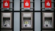 In der Kitzinger Hauptstelle der Sparkasse wird es demn&auml;chst einen dritten Geldausgabe-Automaten geben (hier ein Symbolbild). Damit reagiert man auf verschiedene Ausf&auml;lle in den vergangenen Monaten.