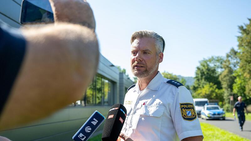 Enrico Ball, Pressesprecher des Polizeipräsidiums Unterfranken, beantwortet die Fragen der Medienvertreter nach dem Fund eines toten Jugendlichen auf dem Gelände eines Schulzentrums.