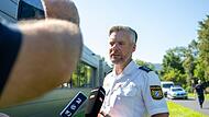 Enrico Ball, Pressesprecher des Polizeipräsidiums Unterfranken, beantwortet die Fragen der Medienvertreter nach dem Fund eines toten Jugendlichen auf dem Gelände eines Schulzentrums.