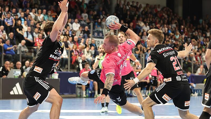 Der Stuttgarter Kapit&auml;n Patrick Zieker (Mitte) setzt sich gegen die Erlanger Florian Scheerer und Christopher Bissel durch.