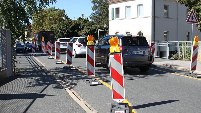 Oftmals ist bei Autofahrern vor der Br&uuml;cke in der Sch&ouml;nbornstra&szlig;e Geduld gefragt.