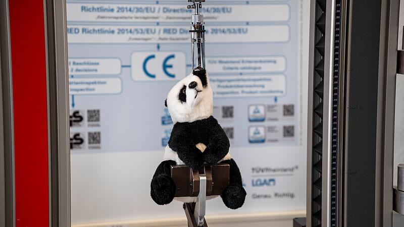 TÜV Rheinland zeigt Prüfverfahren von Spielzeug im Labor TÜV Rheinland zeigt Prüfverfahren von Spielzeug im Labor