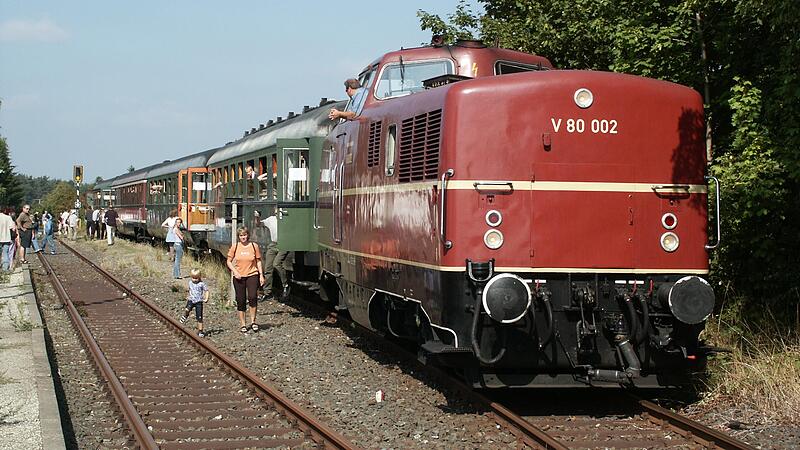 Der Sonderzug steht 2003 abfahrbereit f&uuml;r die R&uuml;ckfahrt im Bahnhof Hemhofen.