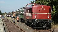 Der Sonderzug steht 2003 abfahrbereit f&uuml;r die R&uuml;ckfahrt im Bahnhof Hemhofen.