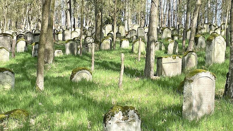 Bei Sonnenaufgang herrscht eine besondere Atmosph&auml;re am j&uuml;dischen Friedhof in Zeckern. Die Grabsteine sind in Richtung Jerusalem ausgerichtet.