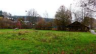 Auf der buchstäblichen  grünen Wiese zwischen   Tennisheim und Spielplatz könnte der neue Fitnesspark in Trebgast entstehen.