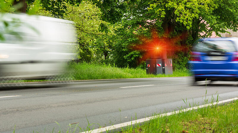 Radarkontrolle mit einem Panzerblitzer an einer Landstraße Radarkontrolle mit einem Panzerblitzer an einer Landstraße